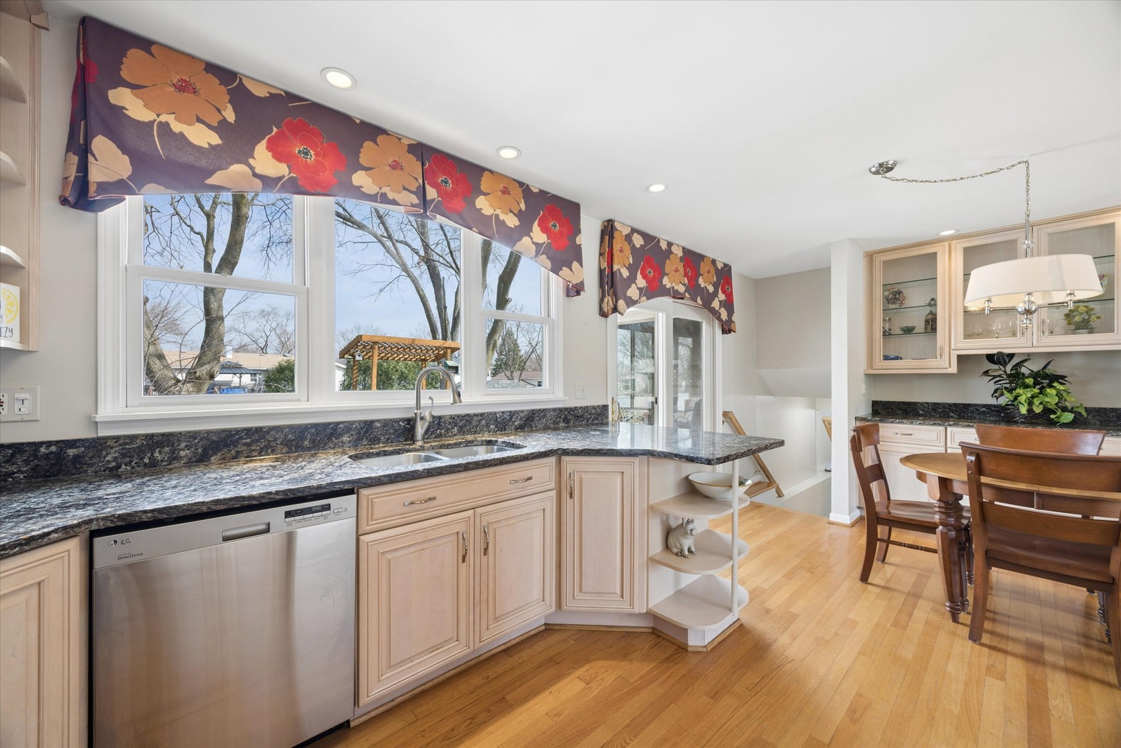 710 Maple Lane Darien, IL 60561 - Photo 6 of 35