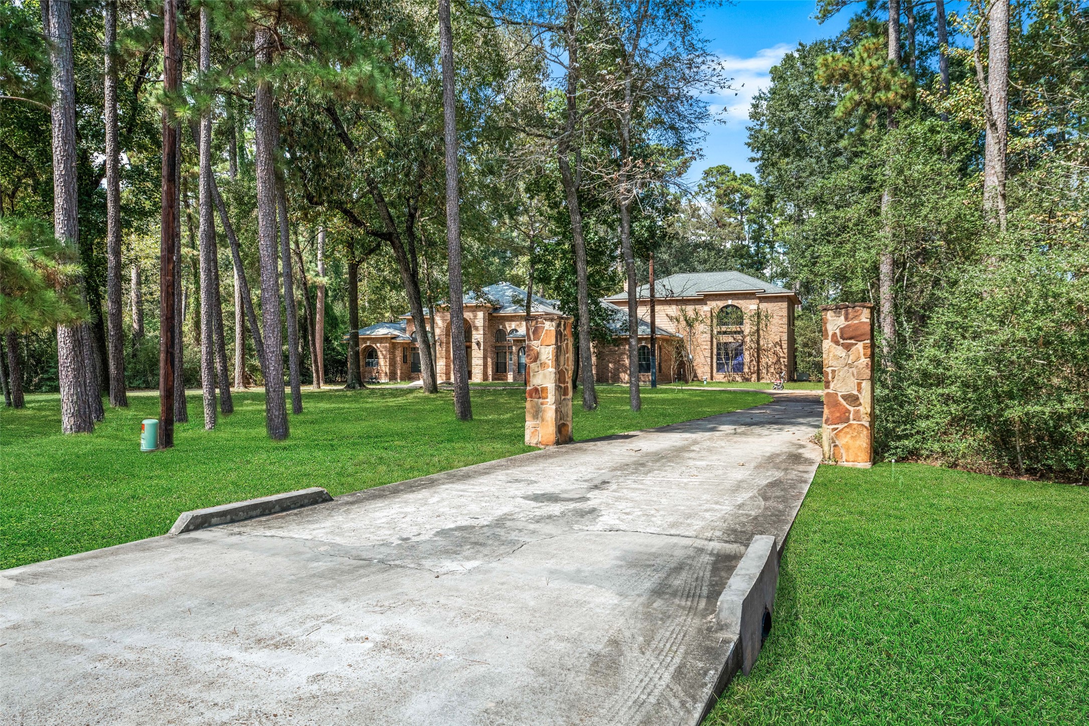 10331 Happy Trail Conroe, TX 77384 - Photo 2 of 42 Gallery Image 2