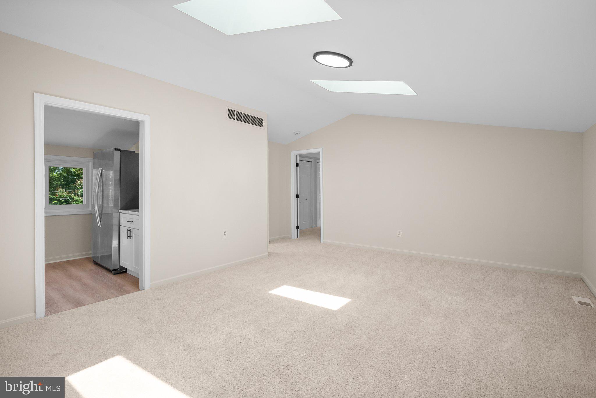 1088 River Bay Road Annapolis, MD 21409 - Photo 46 of 58 Large living room with sky lights