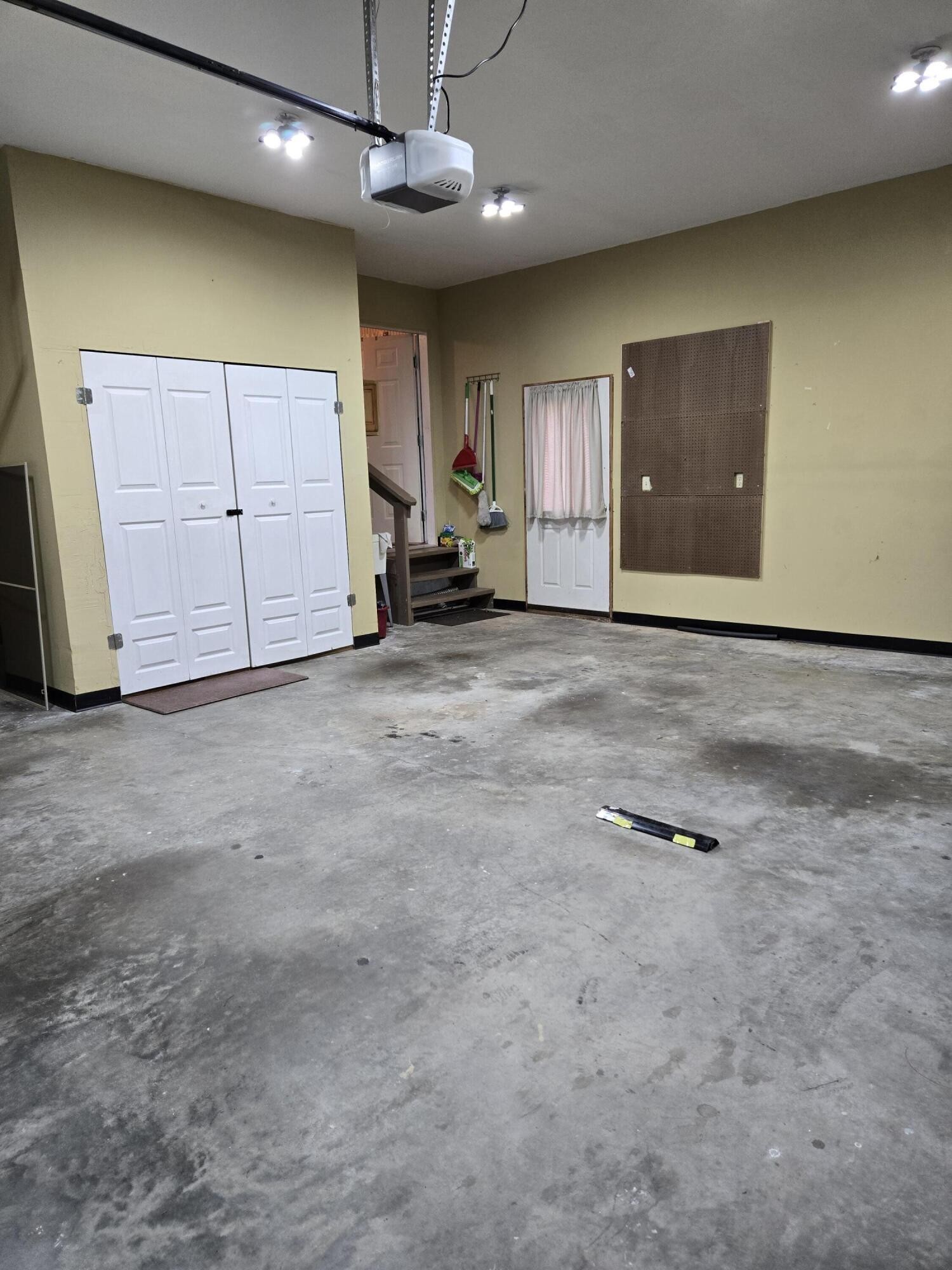 8441 Toestring Valley Road Spring City, TN 37381 - Photo 29 of 39 a view of a livingroom with furniture and closet