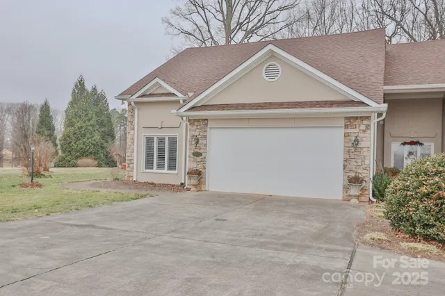 $279,900 | 2425 Country Club Road, Yadkinville, NC 27055