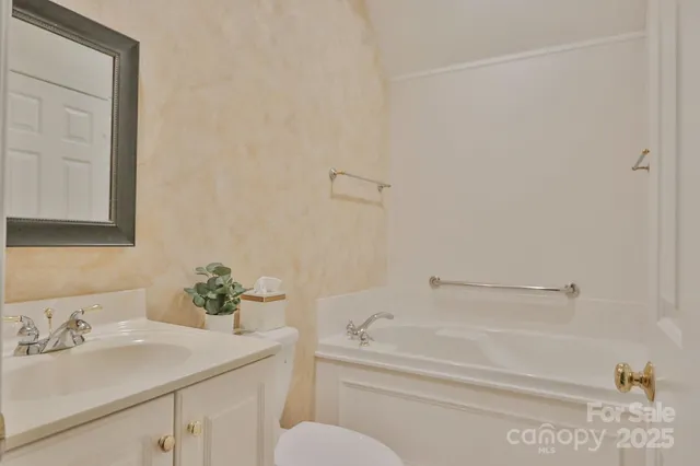 $279,900 | 2425 Country Club Road, Yadkinville, NC 27055