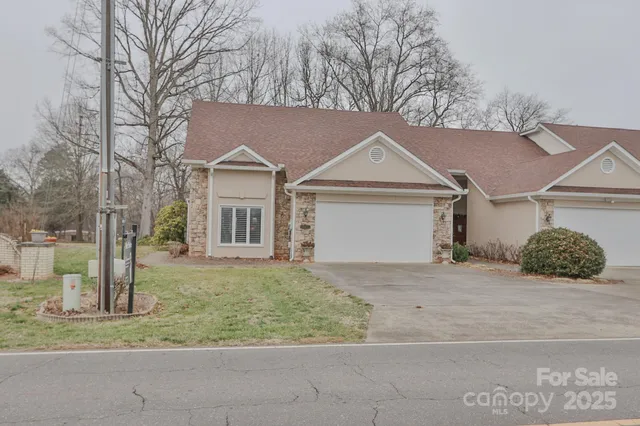 $279,900 | 2425 Country Club Road, Yadkinville, NC 27055