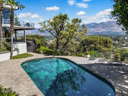 a view of a backyard