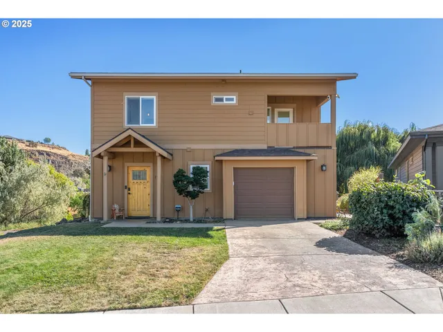 a front view of house with yard