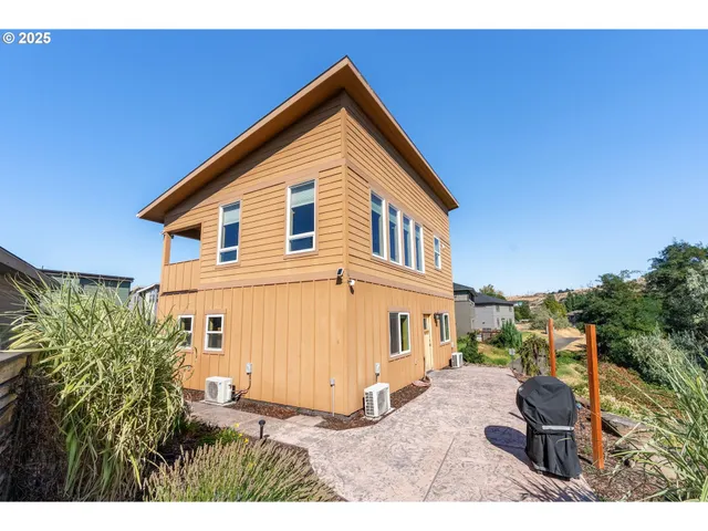 a view of backyard of house