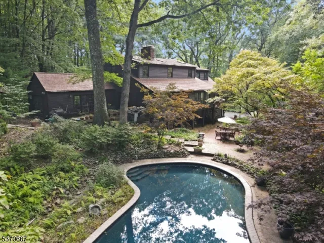 a view of a yard with a fountain