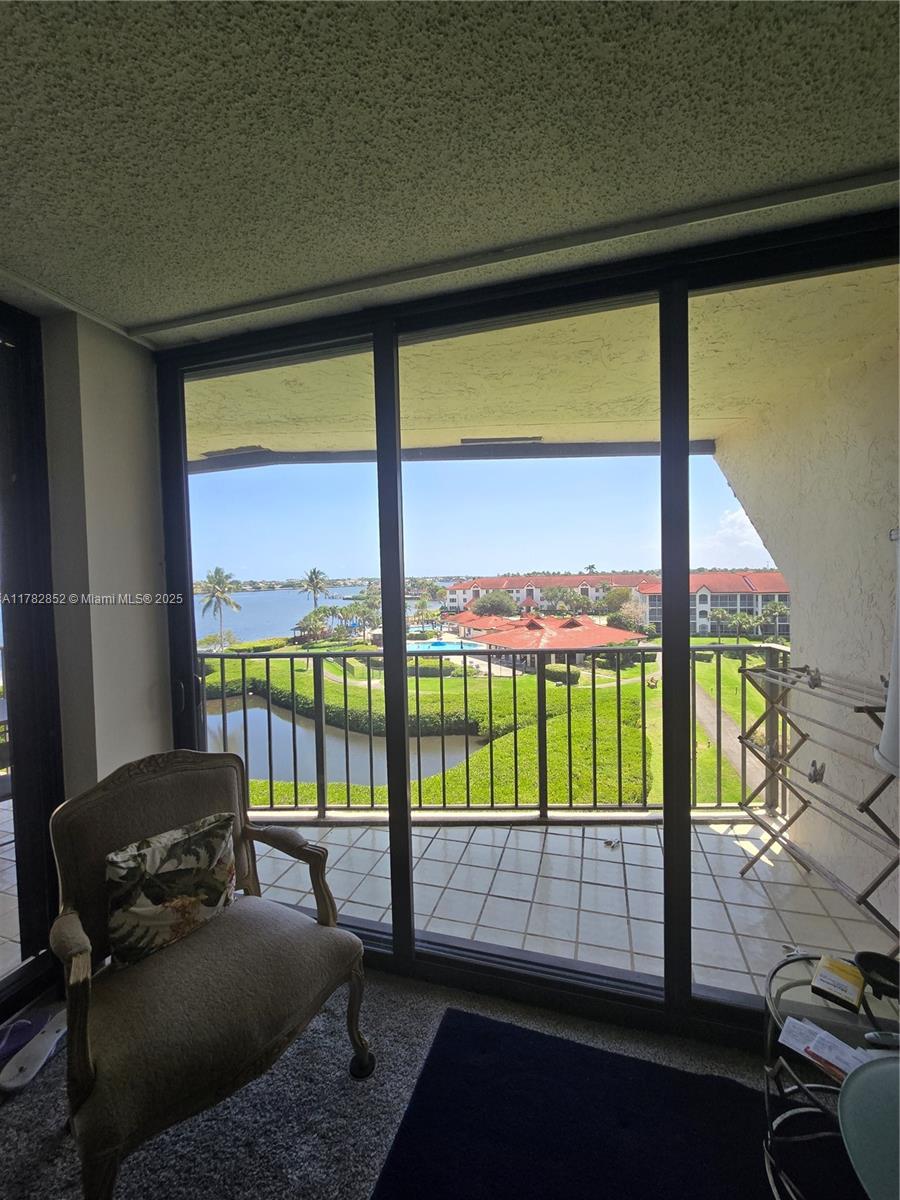 7020 Half Moon Circle, Unit 511 Hypoluxo, FL 33462 - Photo 6 of 28 a living room with a large window