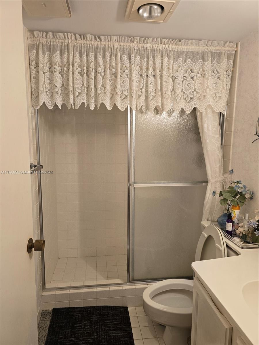 7020 Half Moon Circle, Unit 511 Hypoluxo, FL 33462 - Photo 7 of 28 a bathroom with a sink and toilet