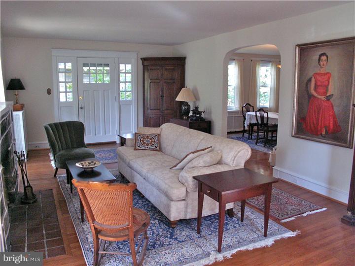 516 Strathmore Road Havertown, PA 19083 - Photo 4 of 25 Living Room