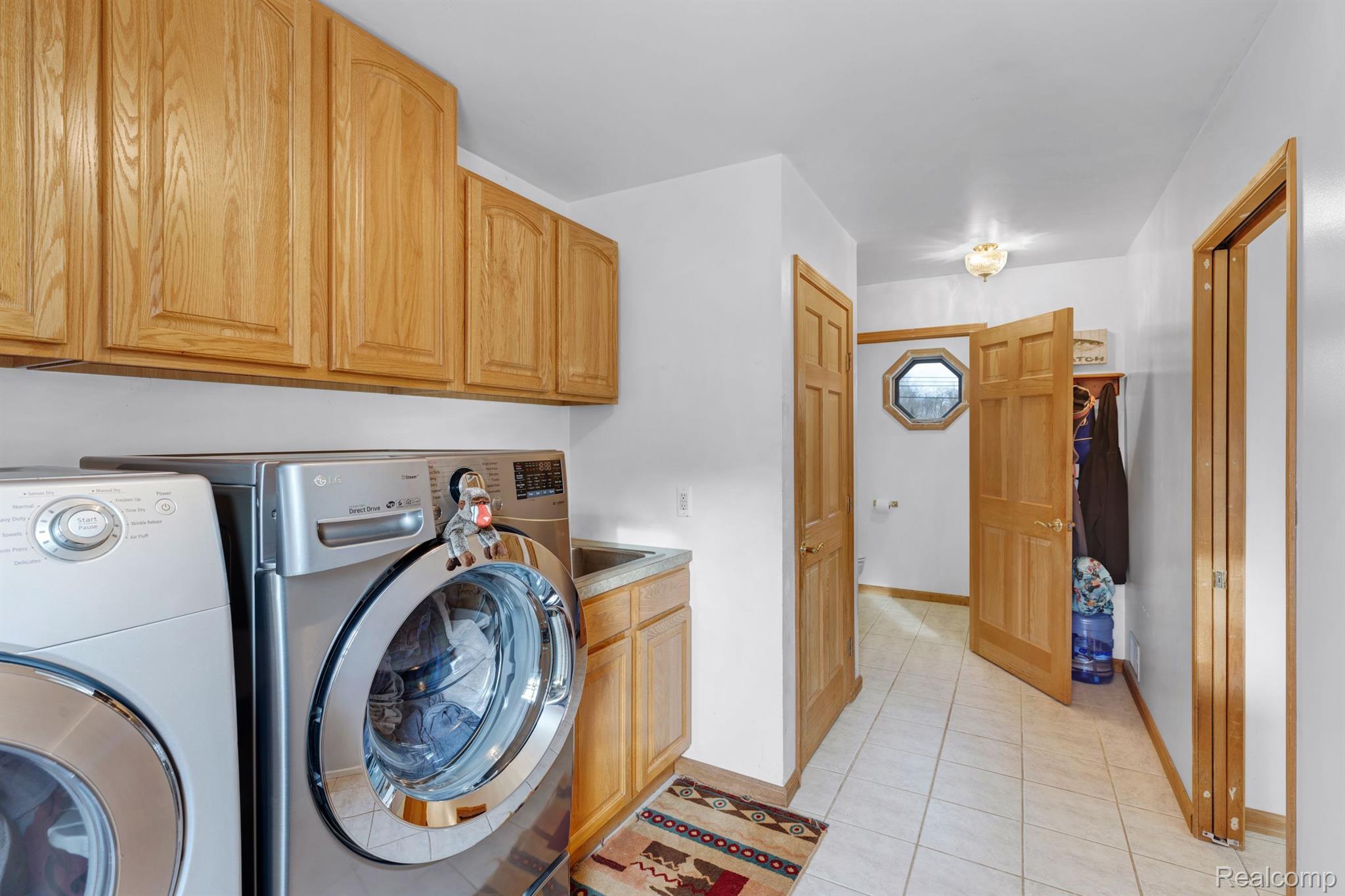 2741 Wixom Road Milford, MI 48381 - Photo 16 of 32 Laundry/Mud Room