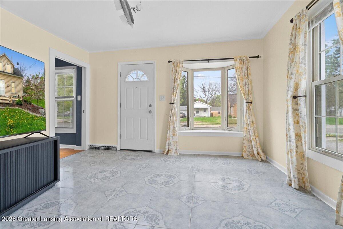 306 East Cavanaugh Road Lansing, MI 48910 - Photo 8 of 29 LIVING ROOM