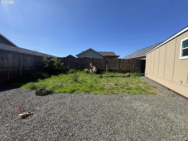 a view of a back yard
