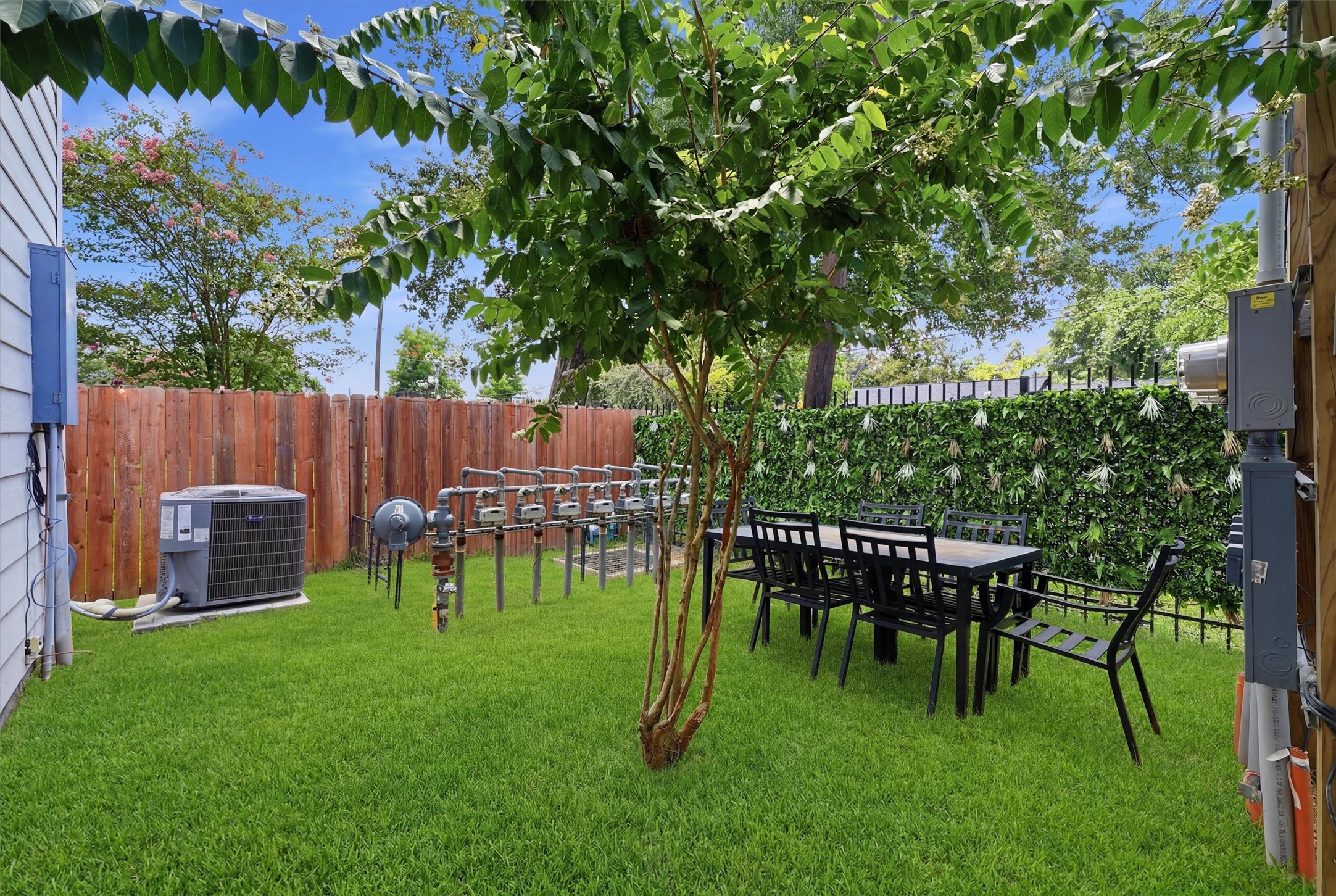 920 Thornton Road, Unit G Houston, TX 77018 - Photo 30 of 37 a view of a table and chairs in the garden