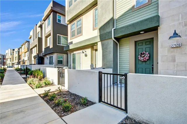 a view of an entryway of the house