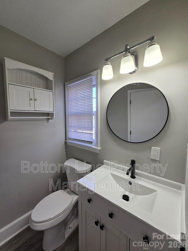 5949 Quail Hollow Road, Unit D Charlotte, NC 28210 - Photo 31 of 34 a bathroom with a toilet a sink and mirror