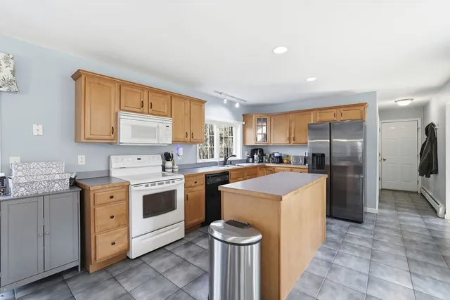 $750,000 | 14 Mark's Lane, Freetown, MA 02717