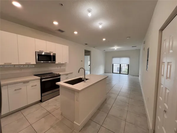 $3,100 | 8301 Northwest 41st Street, Unit B405, Doral, FL 33178
