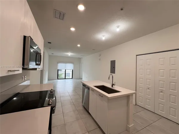 $3,100 | 8301 Northwest 41st Street, Unit B405, Doral, FL 33178