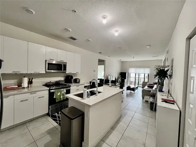 $3,300 | 8301 Northwest 41st Street, Unit B405, Doral, FL 33178