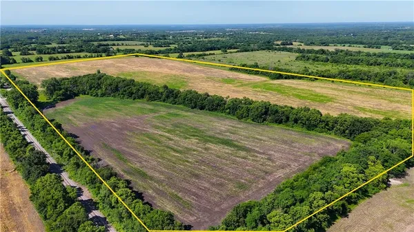 $852,000 | 235-e 239 East Mopac Rd Street, Harrisonville, MO 64701