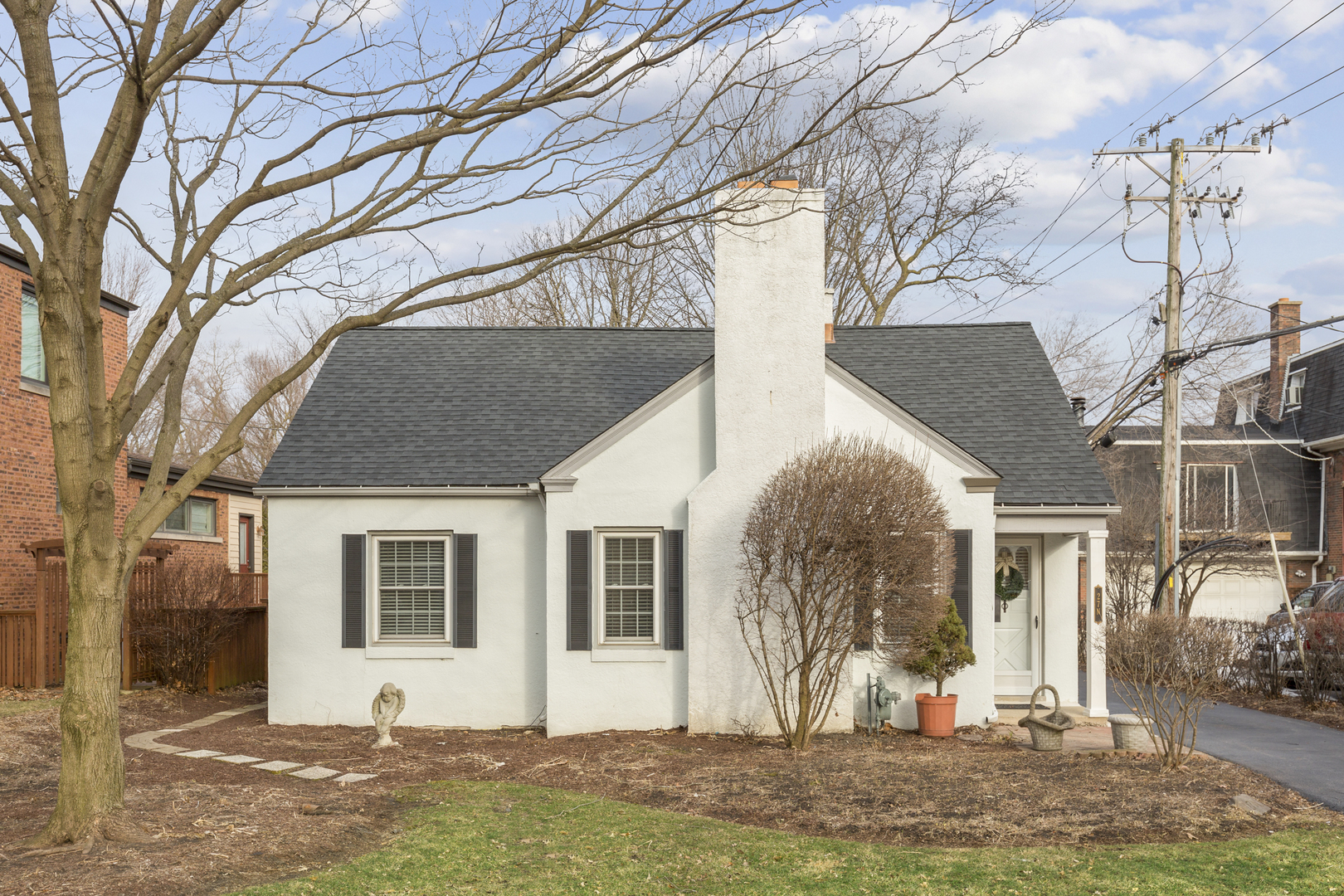27 North Delaplaine Road Riverside, IL 60546 - Photo 25 of 32 a front view of a house with garden