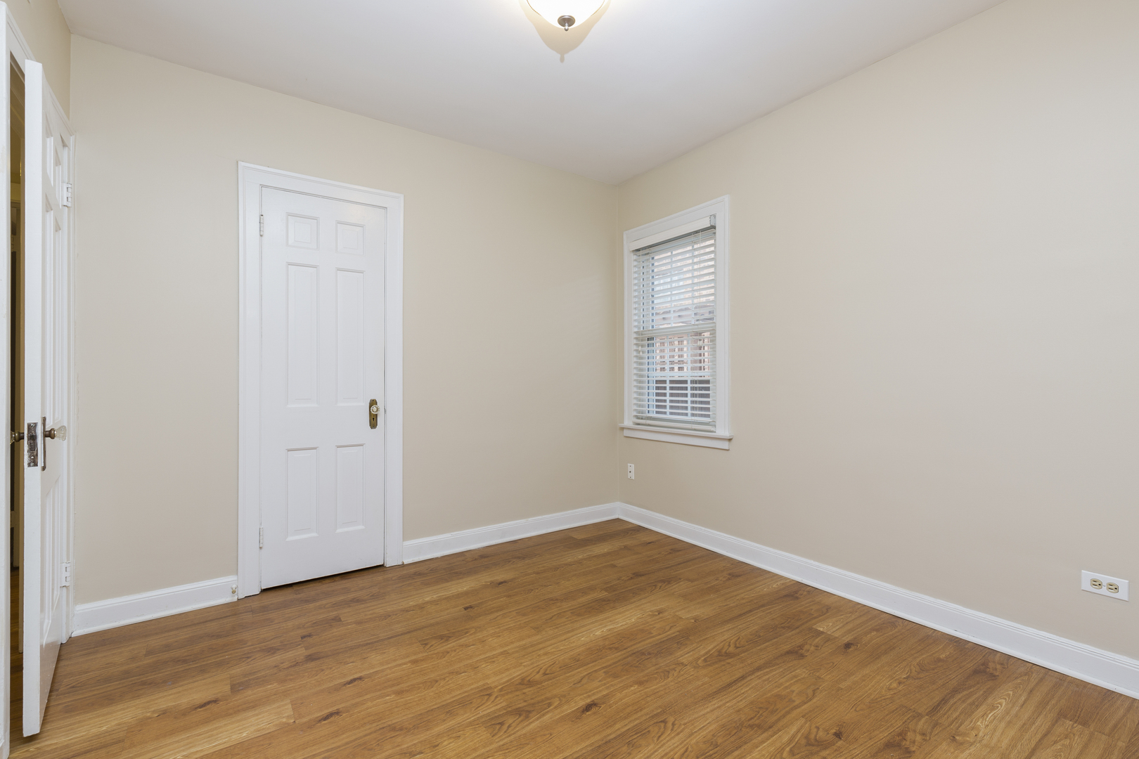 27 North Delaplaine Road Riverside, IL 60546 - Photo 10 of 32 a view of a room with wooden floor and white walls