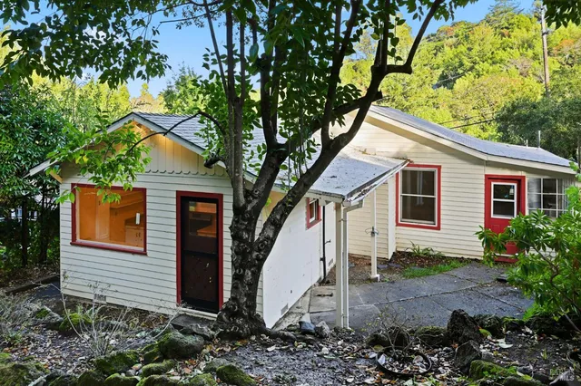 a view of a house with a yard