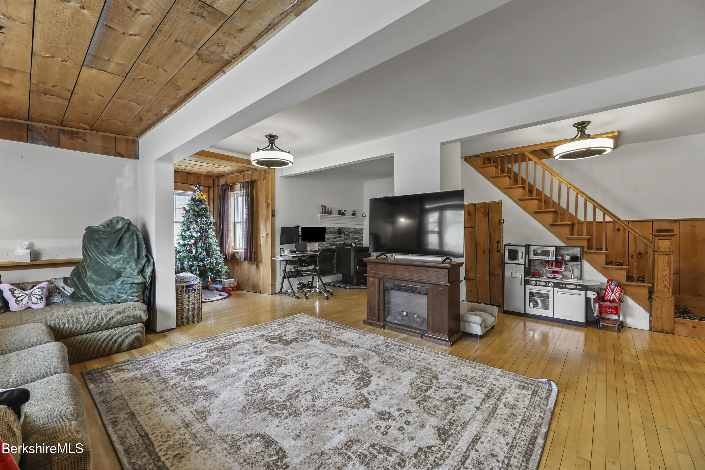1127 North Hoosac Road Williamstown, MA 01267 - Photo 36 of 54 15 Living Room
