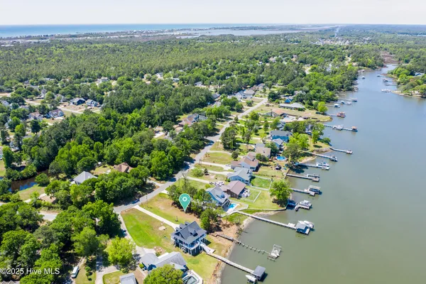 $325,000 | 527 Chadwick Shores Drive, Sneads Ferry, NC 28460