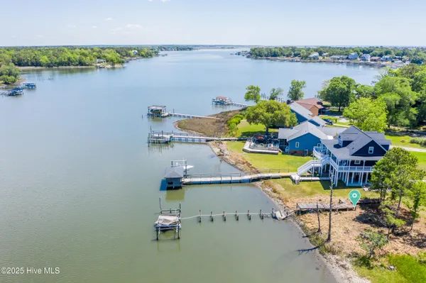 $325,000 | 527 Chadwick Shores Drive, Sneads Ferry, NC 28460