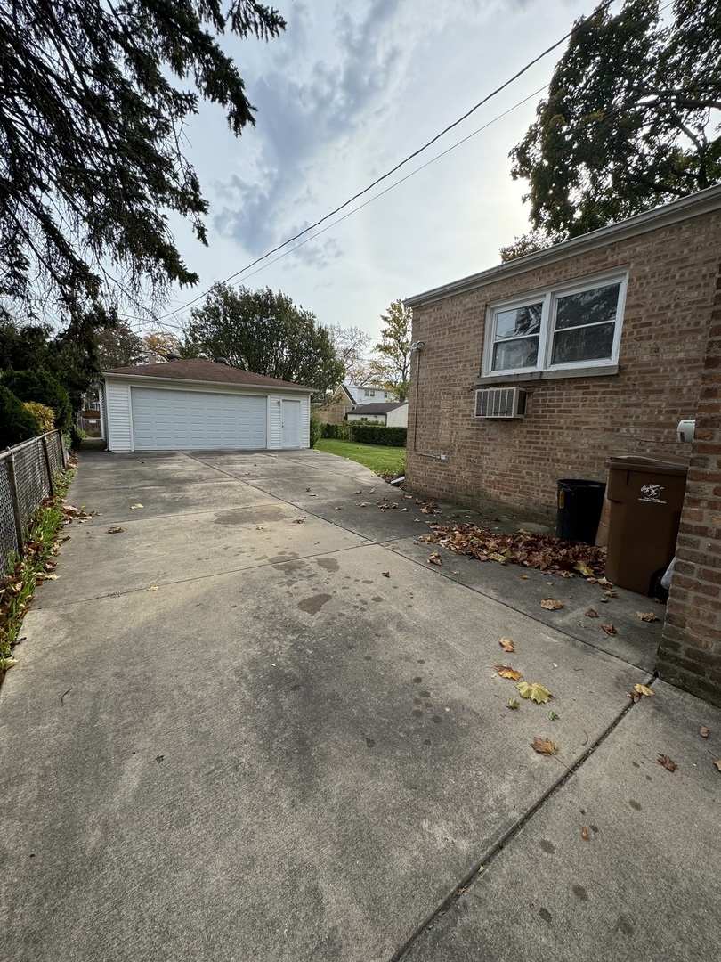 2337 South 3rd Avenue North Riverside, IL 60546 - Photo 11 of 17 a backyard of a house with lots of green space