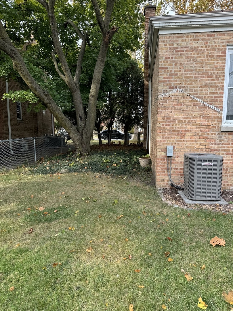 2337 South 3rd Avenue North Riverside, IL 60546 - Photo 6 of 17 a backyard of a house with lots of green space