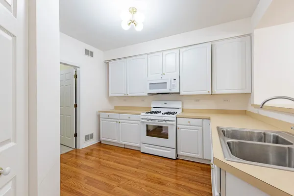 $2,500 | 2965 Stockton Court, Unit 2965, Naperville, IL 60564