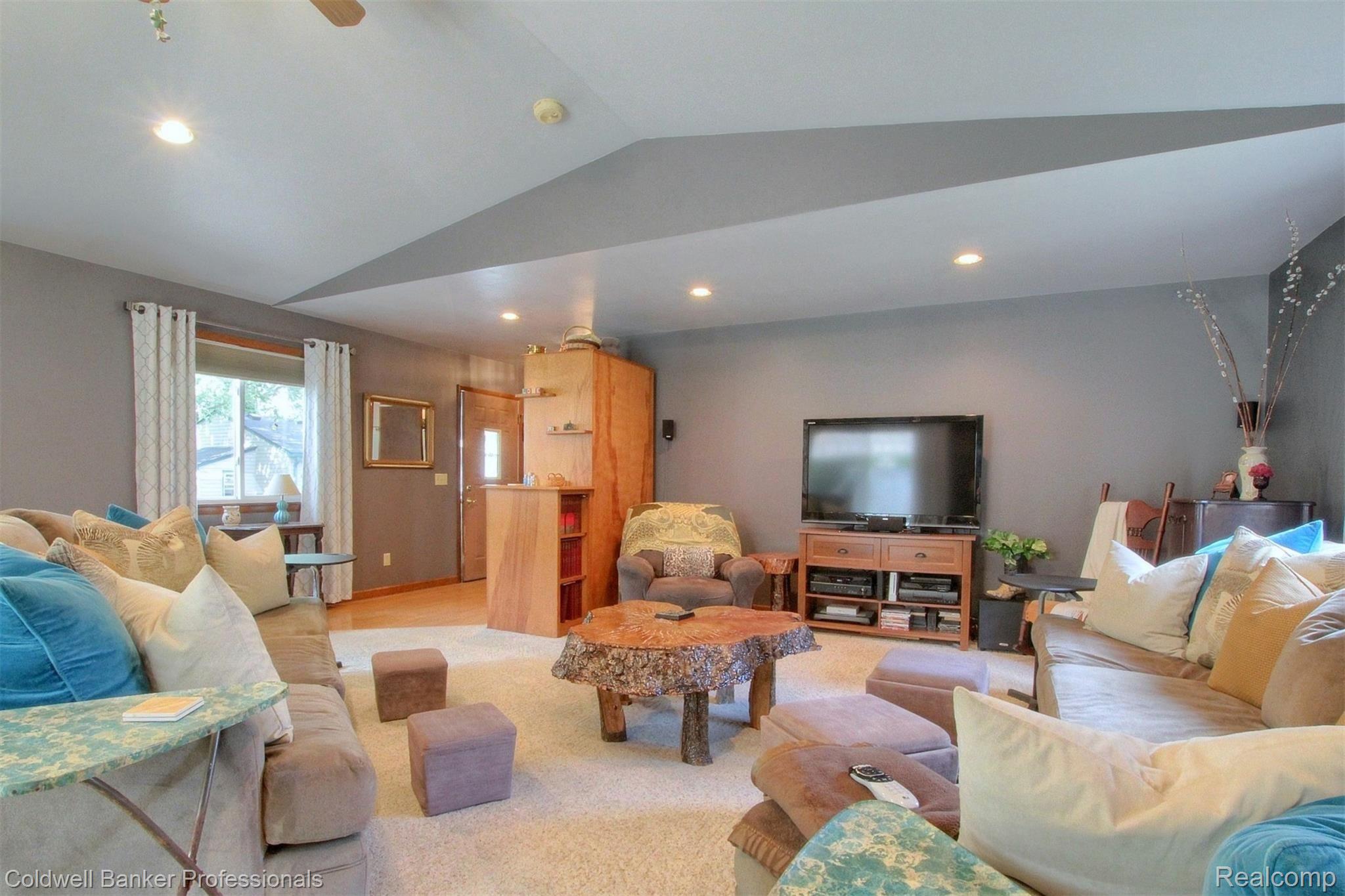 13646 Hoeft Road Belleville, MI 48111 - Photo 8 of 34 8-Living-Room-3rd-View.jpg