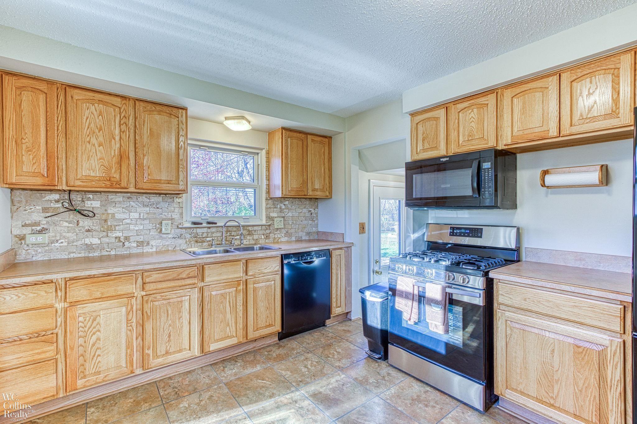 18154 Davidson Road Fraser, MI 48026 - Photo 8 of 27 50128255-7.JPG