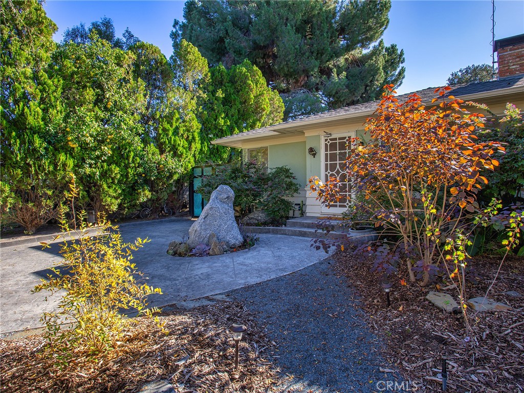10404 Margate Street North Hollywood, CA 91601 - Photo 3 of 62 a view of a house with backyard and garden