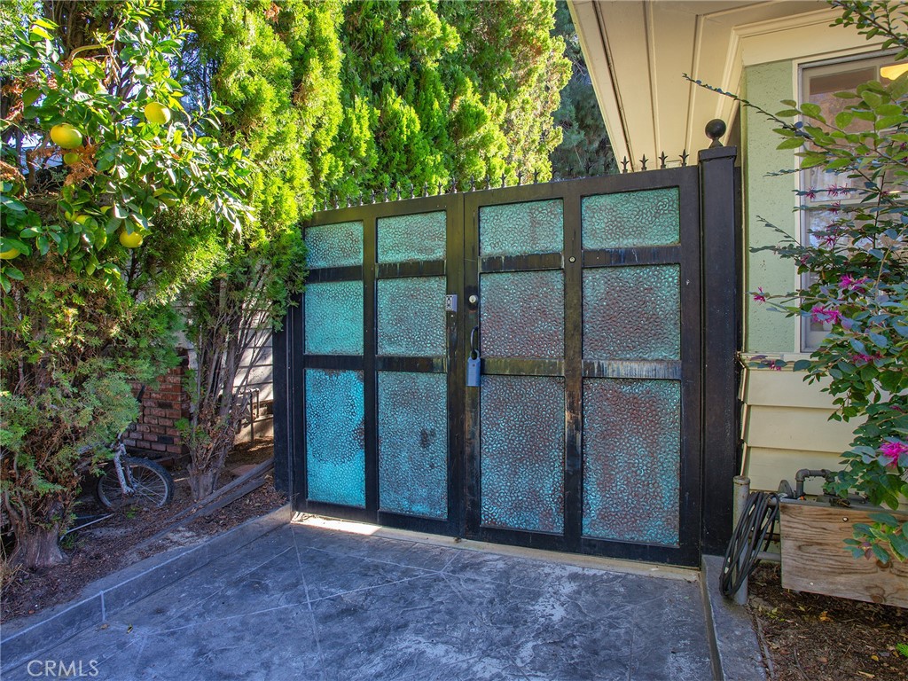 10404 Margate Street North Hollywood, CA 91601 - Photo 7 of 62 Front