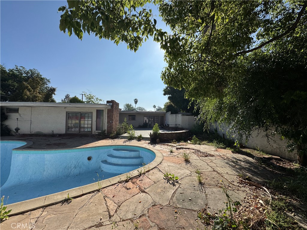 782 West Marshall Boulevard San Bernardino, CA 92405 - Photo 6 of 11 a backyard of a house with table and chairs
