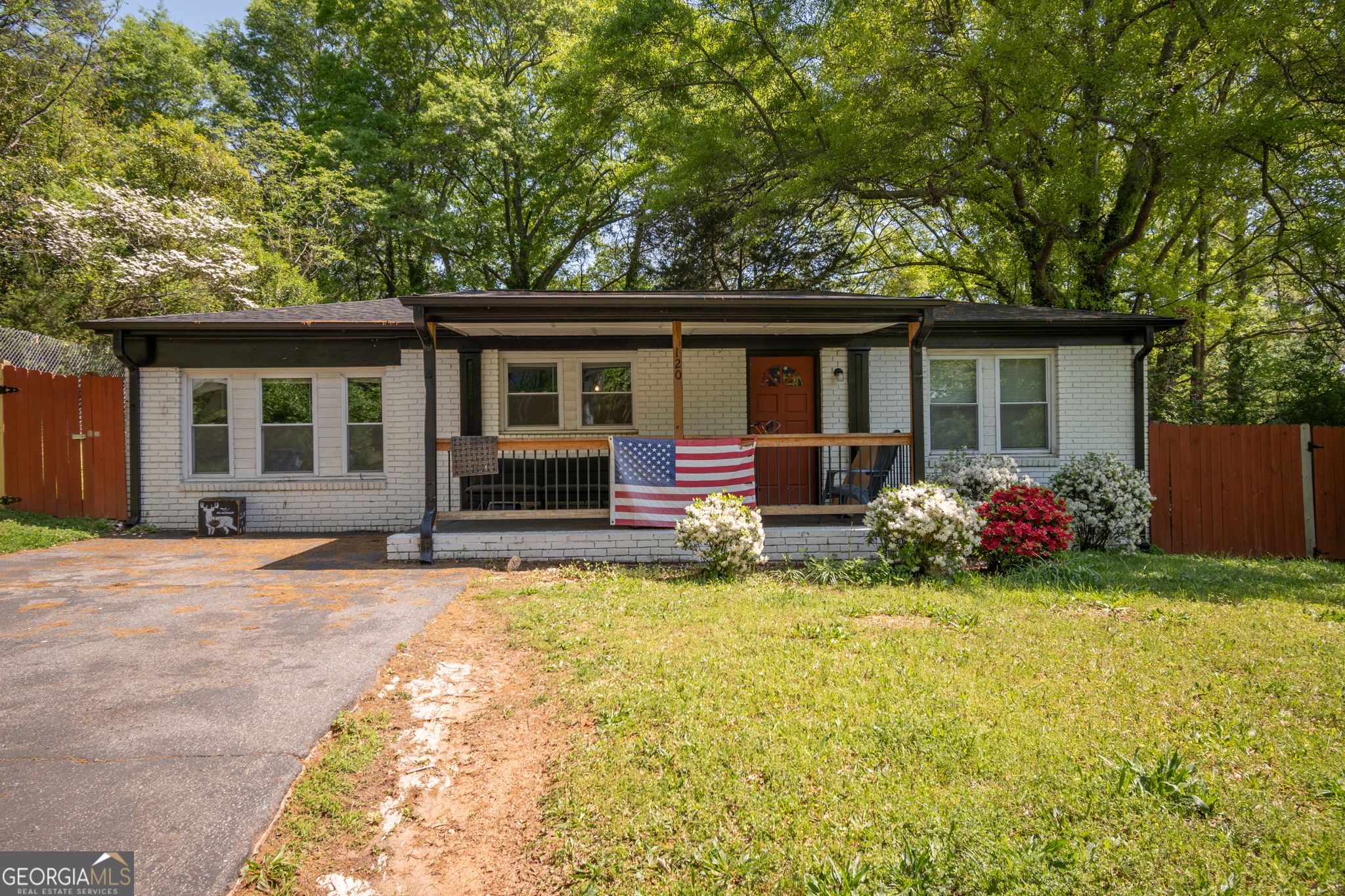 a view of a house with backyard