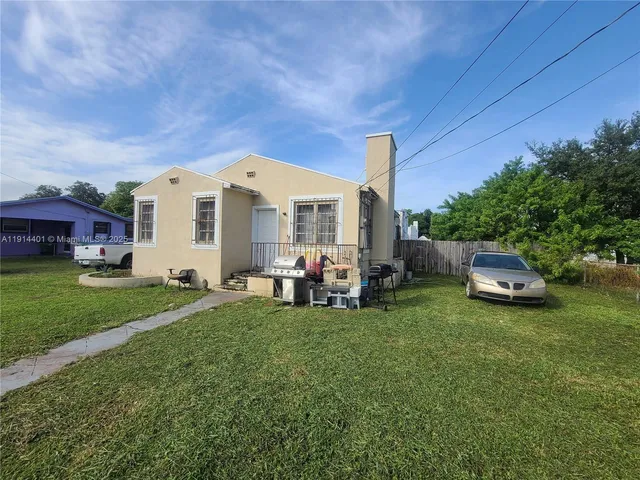 a view of a house with backyard