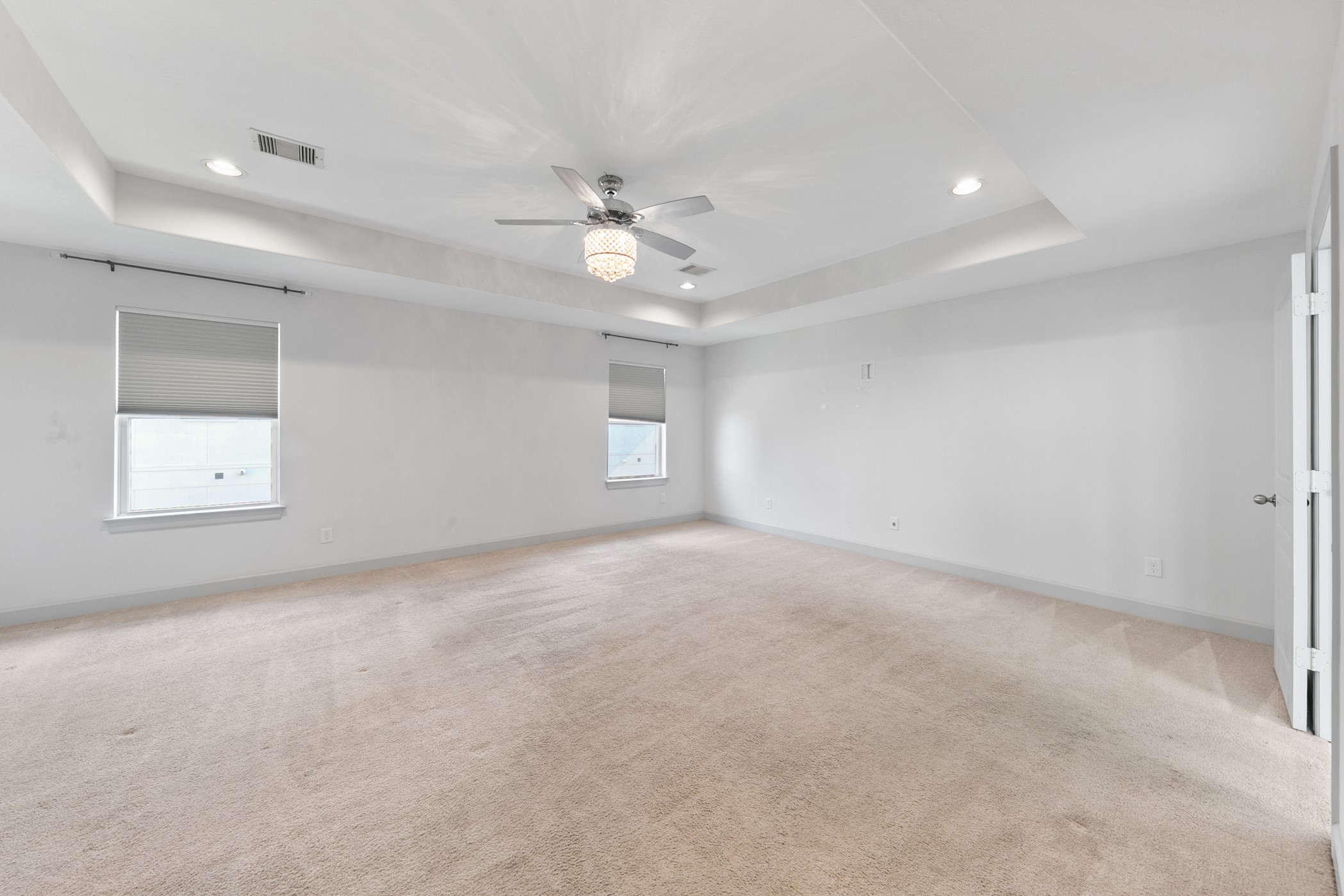 1809 Wichita Street Houston, TX 77004 - Photo 13 of 32 en empty room with windows and ceiling fan