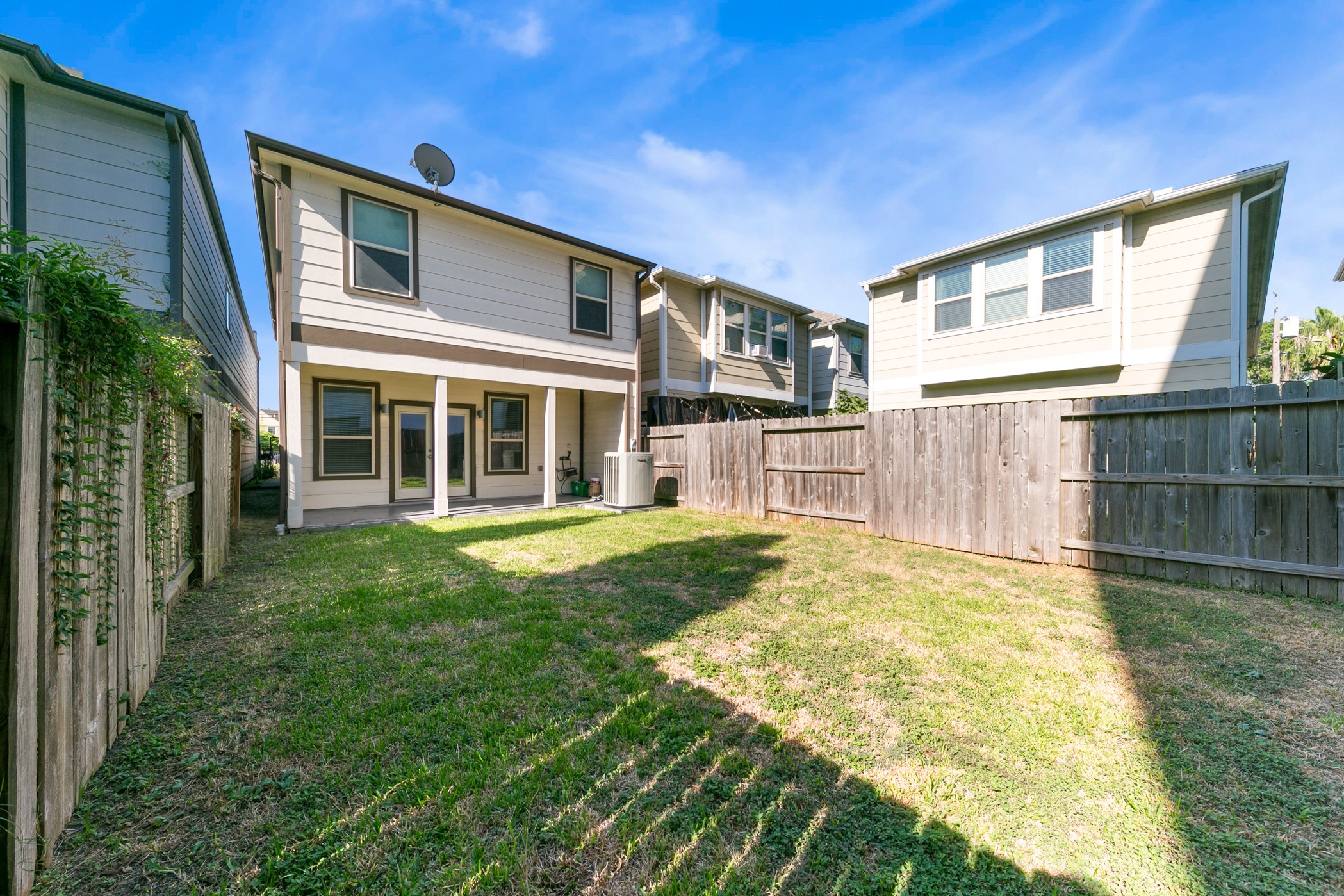 1809 Wichita Street Houston, TX 77004 - Photo 31 of 32 a view of a house with backyard and garden