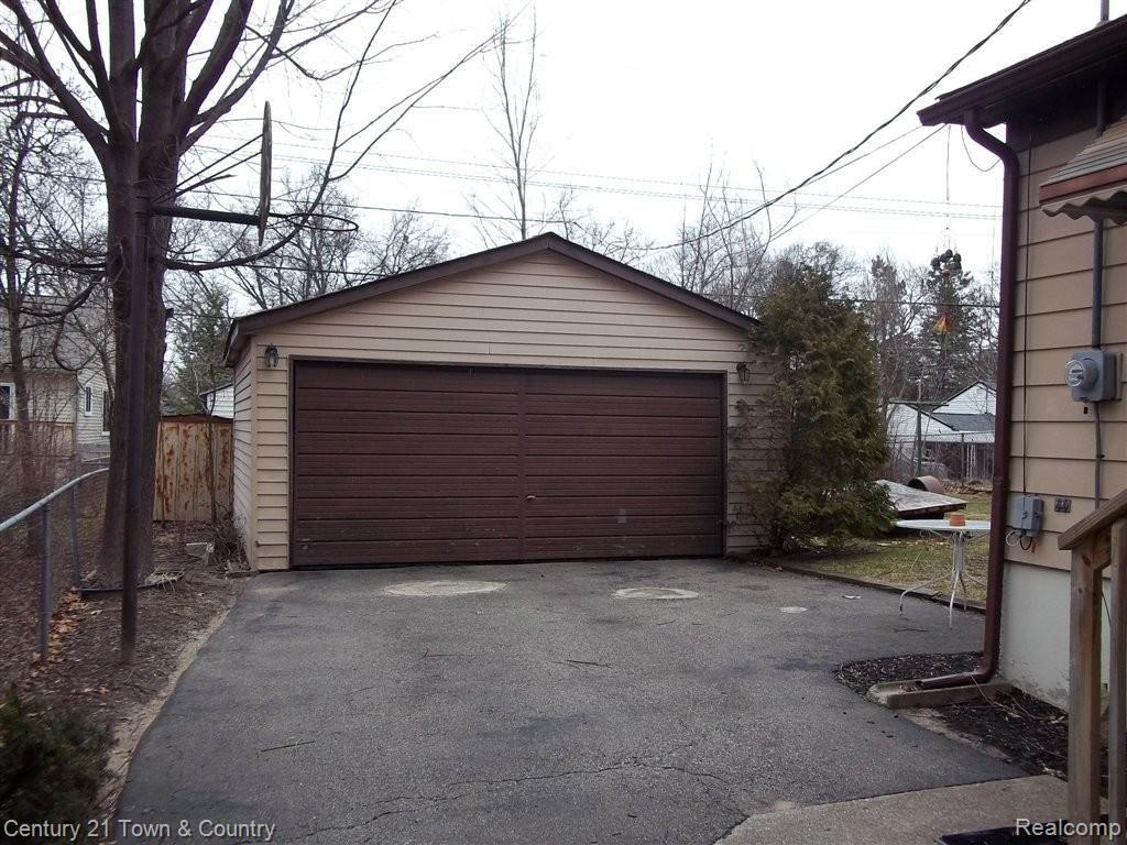 5770 Crescent Road Waterford, MI 48327 - Photo 3 of 14 2 1/2 Car Detached Garage