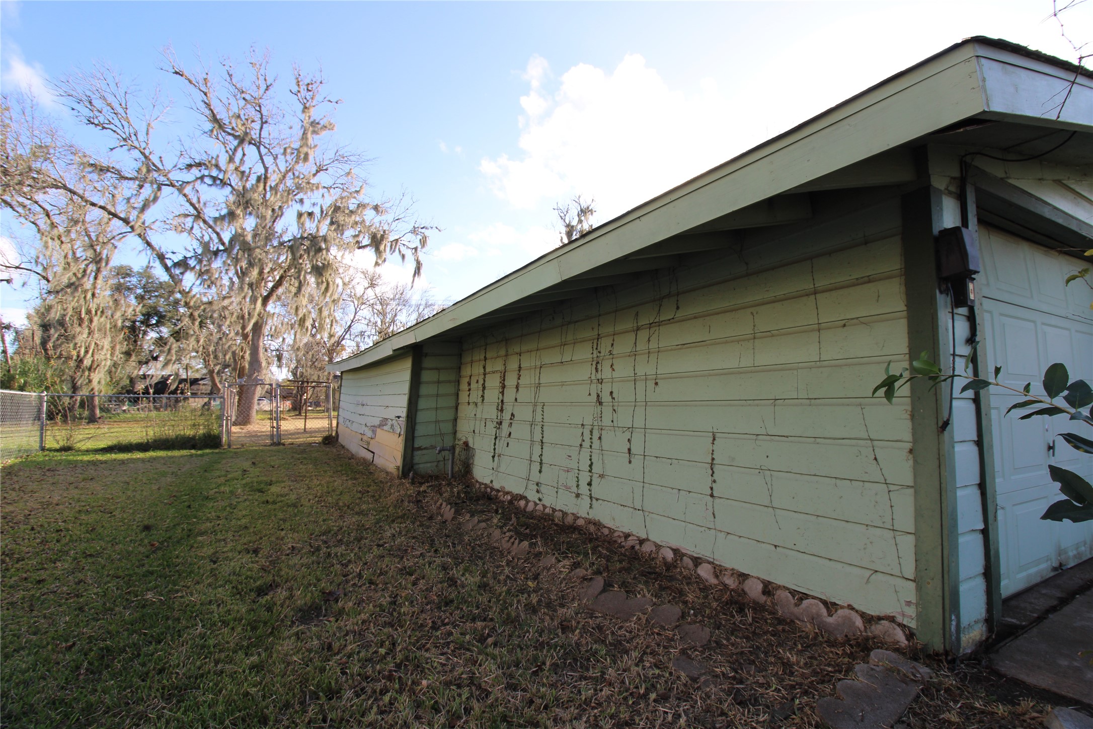 430 Winding Way Street Lake Jackson, TX 77566 - Photo 11 of 38 a backyard of a house