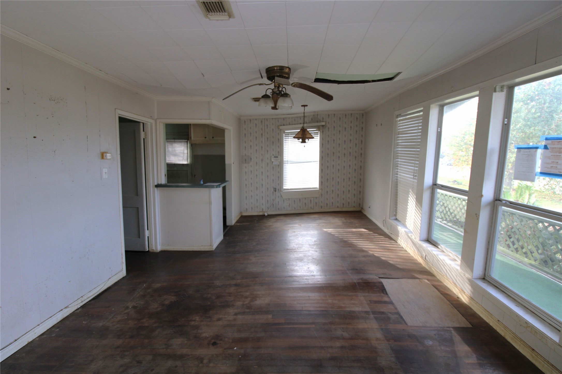 430 Winding Way Street Lake Jackson, TX 77566 - Photo 17 of 38 an empty room with windows and ceiling fan