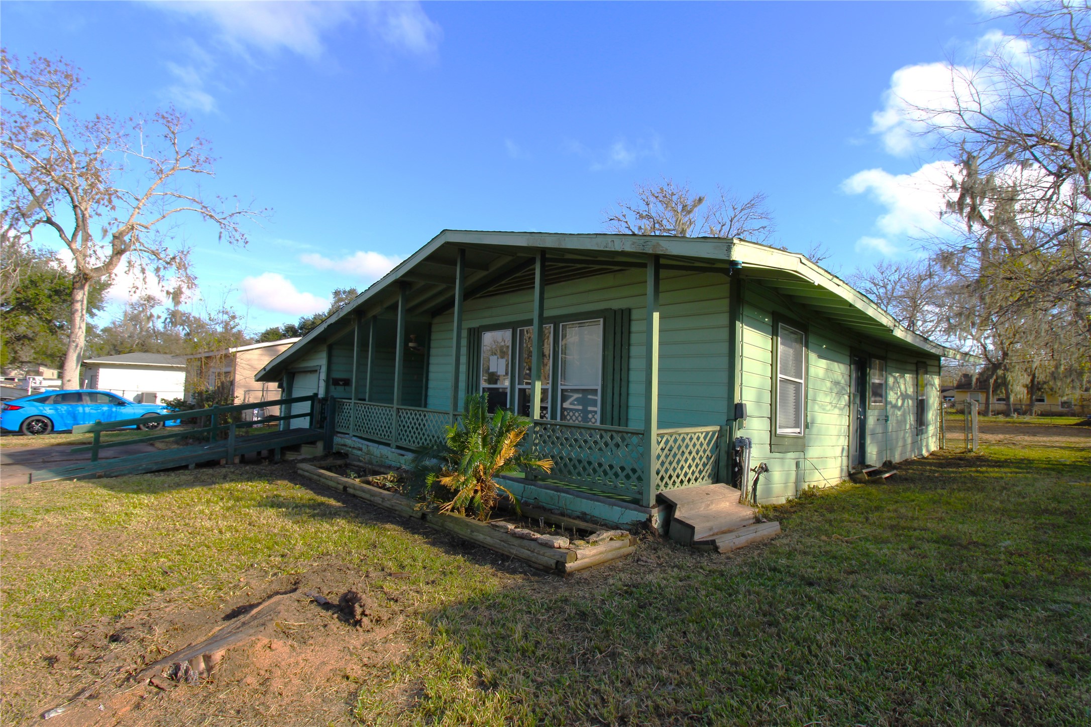 430 Winding Way Street Lake Jackson, TX 77566 - Photo 2 of 38 a front view of a house with garden