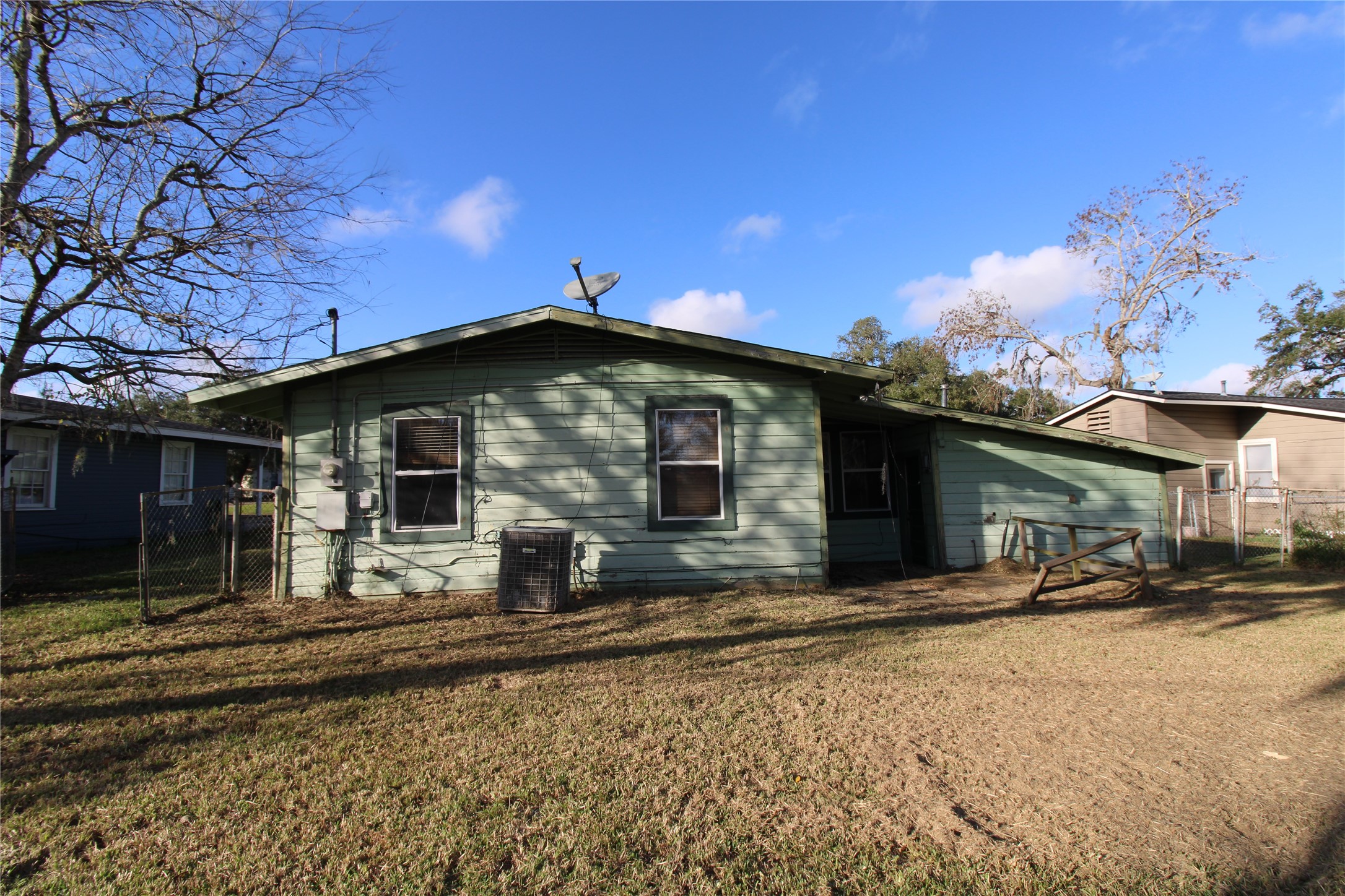 430 Winding Way Street Lake Jackson, TX 77566 - Photo 4 of 38 a front view of a house with yard