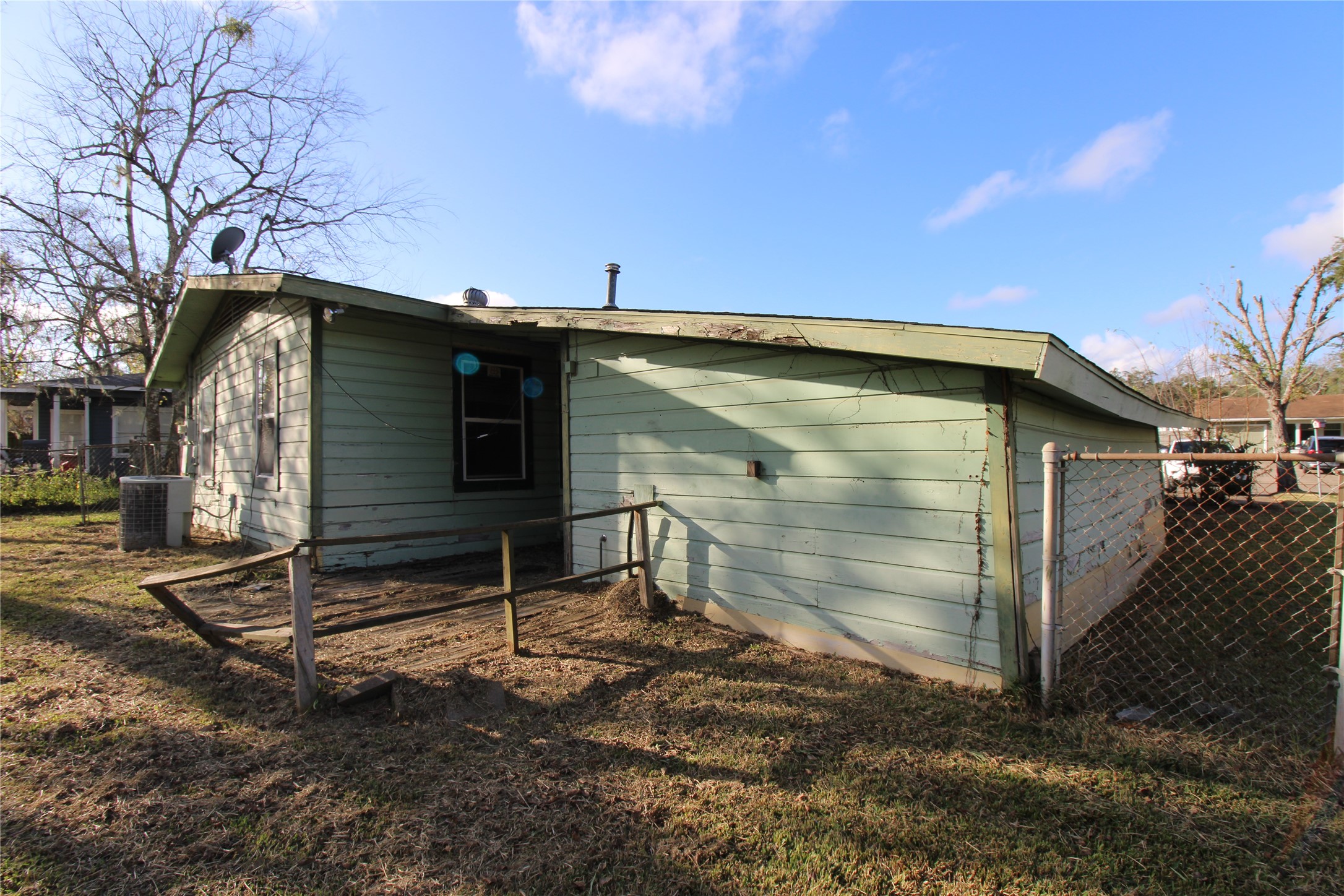 430 Winding Way Street Lake Jackson, TX 77566 - Photo 7 of 38 a backyard of a house