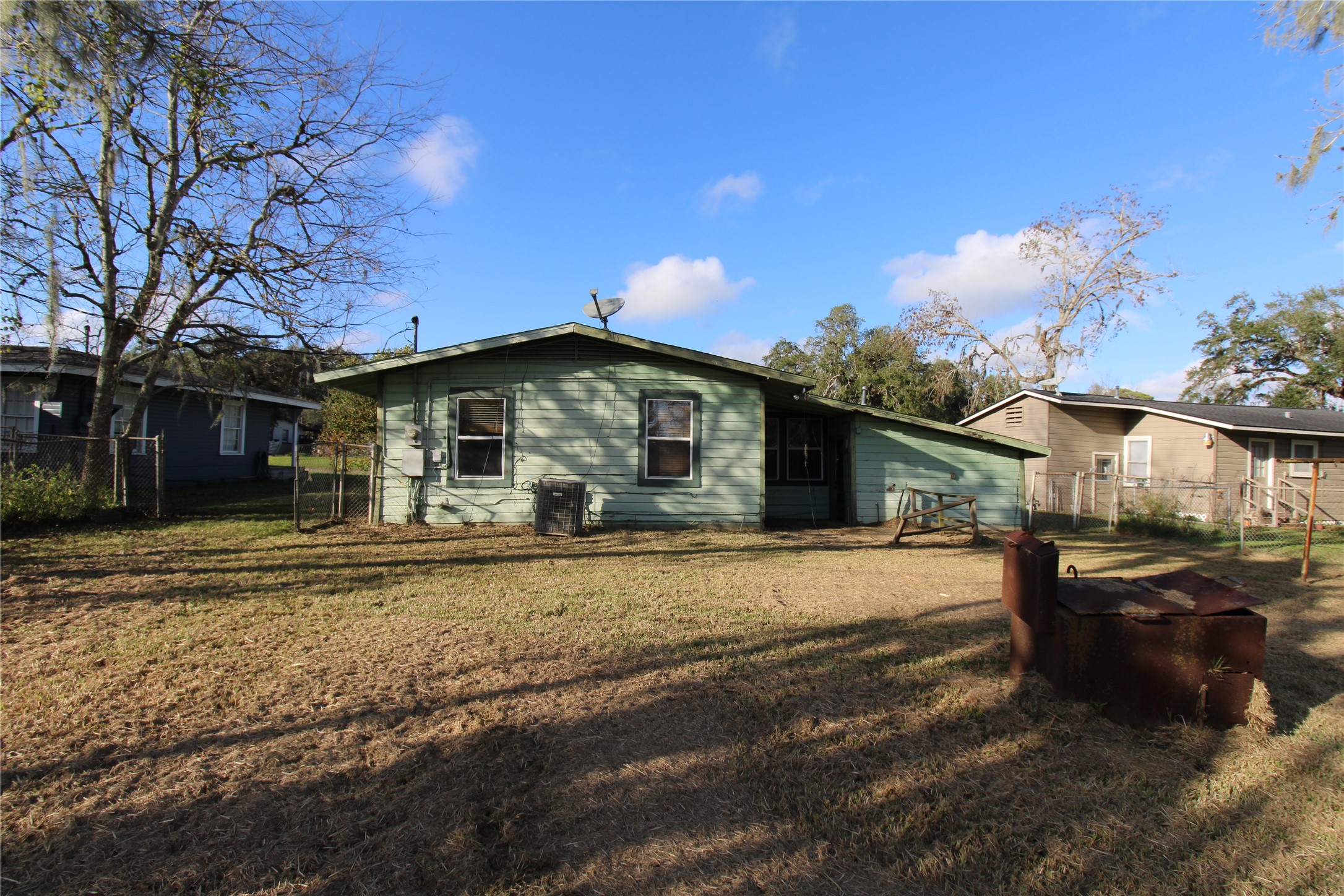 430 Winding Way Street Lake Jackson, TX 77566 - Photo 8 of 38 a front view of a house with a yard